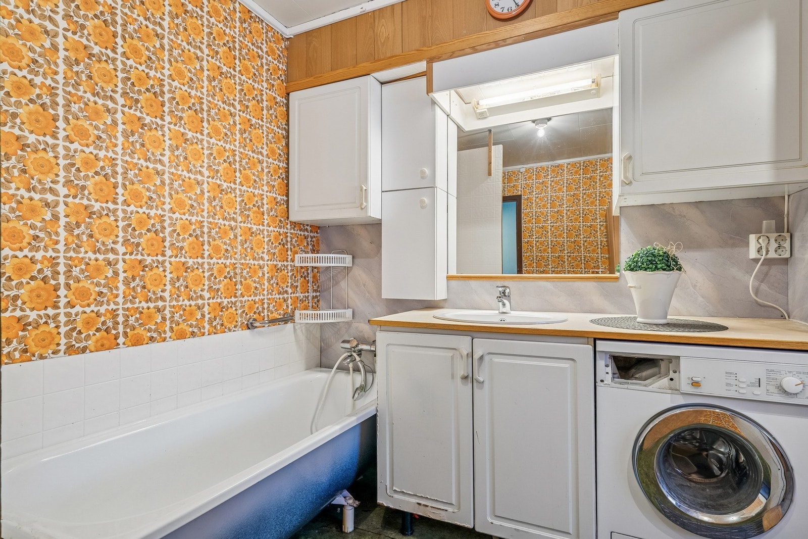 Bad/vaskerom med badekar og opplegg for vaskemaskin. Galleribilde