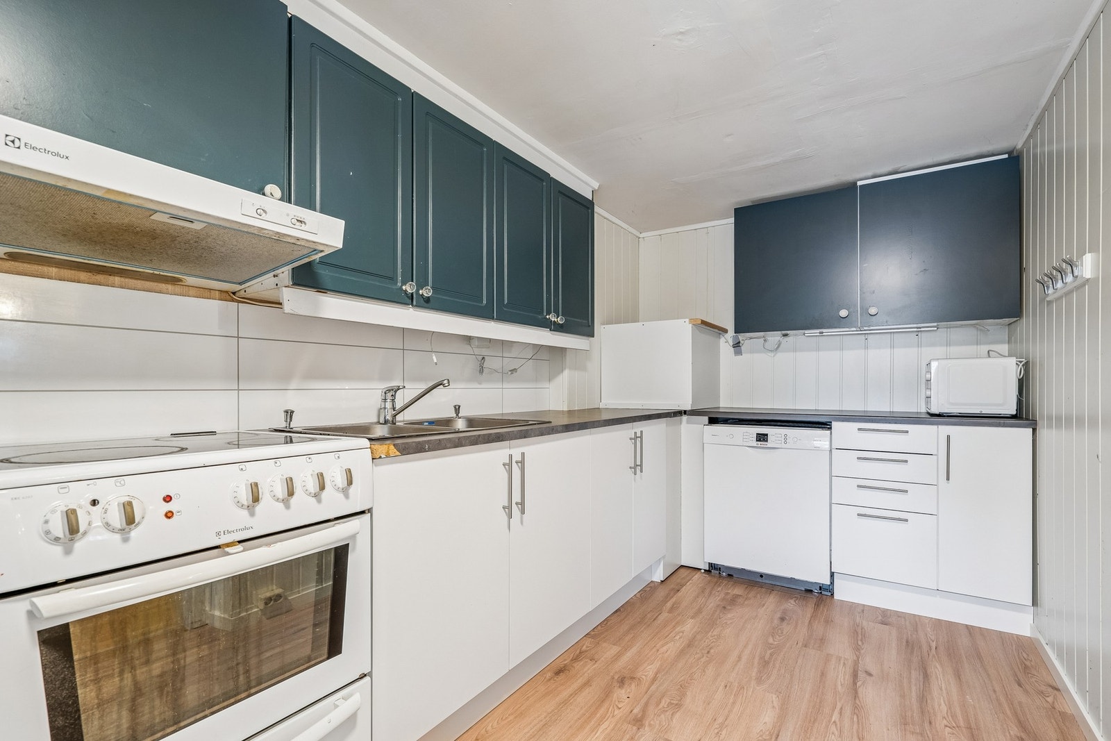 Av hvitevarer er det oppvaskmaskin og komfyr. Galleribilde