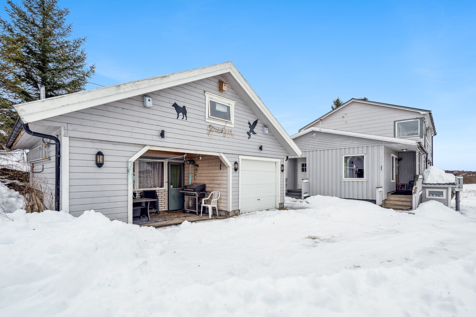Eiendommen består av stor enebolig, tidligere driftsbygning og garasje. Samt romslig tomt med god boltreplass. Galleribilde