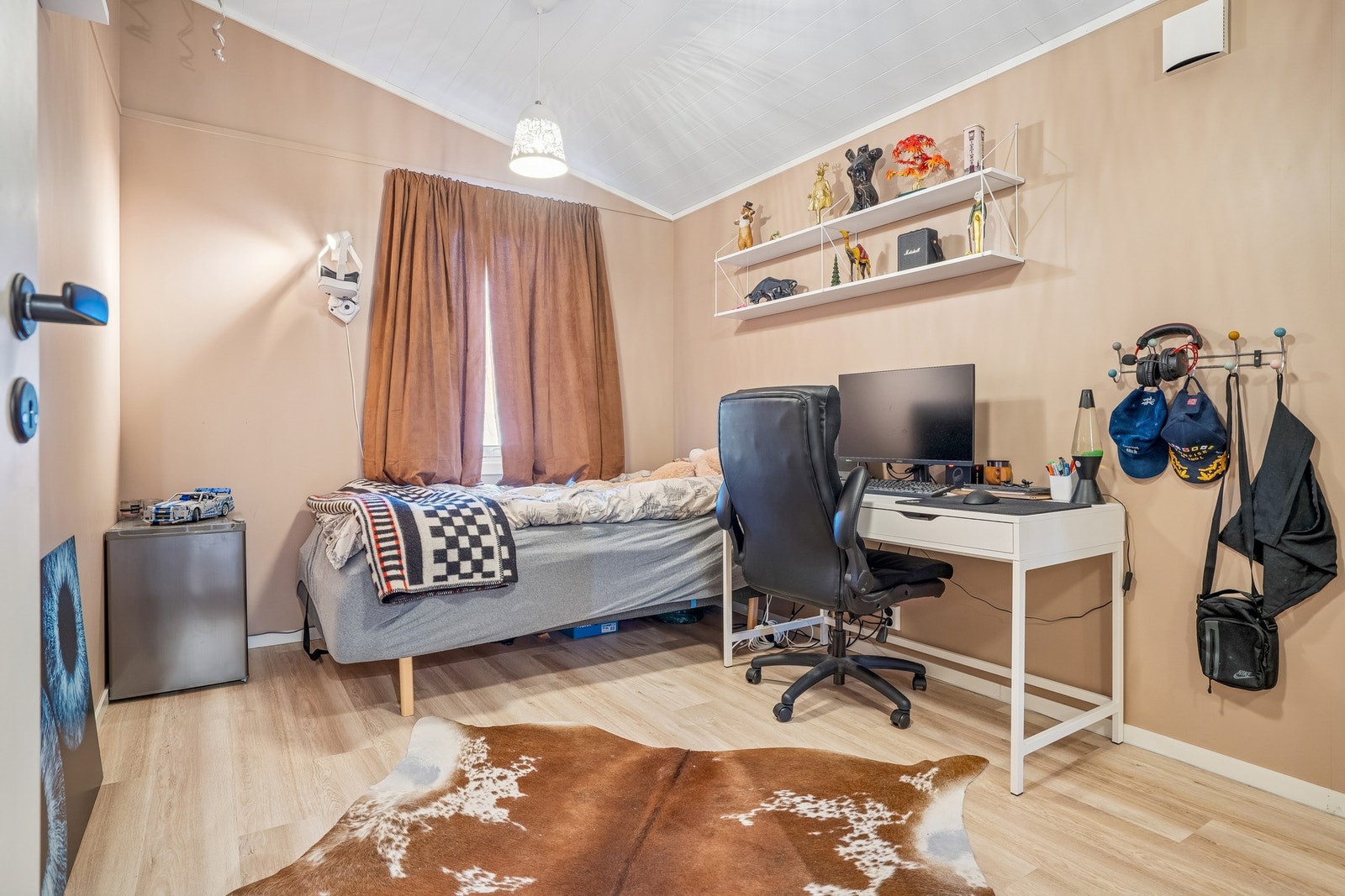 Størrelsen gjør det enkelt å innrede med både seng, skrivepult og oppbevaringsløsninger Galleribilde