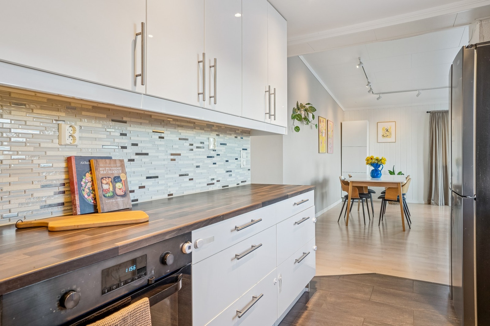 Kjøkkenet fremstår som et lyst og innbydende samlingspunkt i boligen Galleribilde