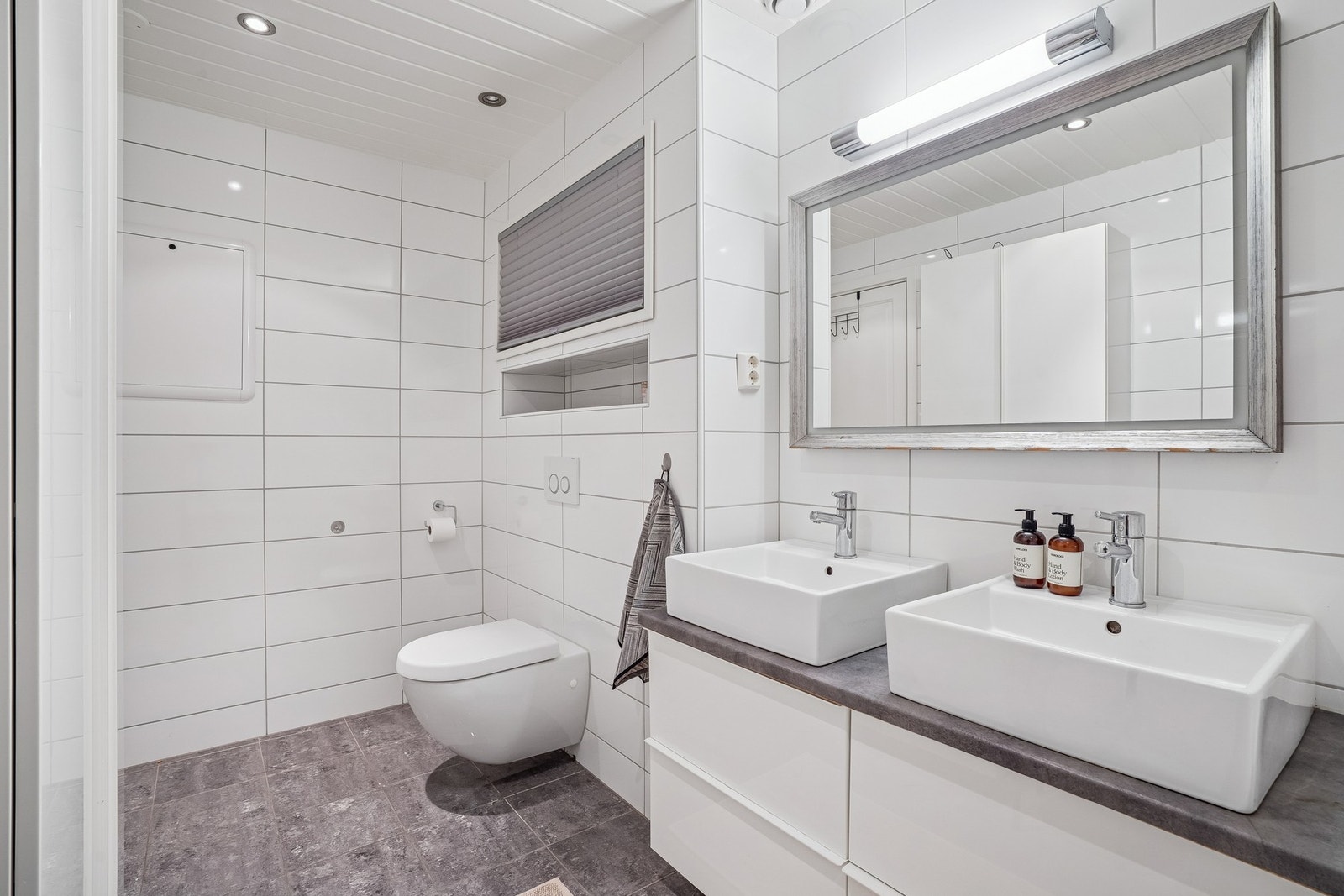 To servanter gjør badet svært funksjonelt Galleribilde