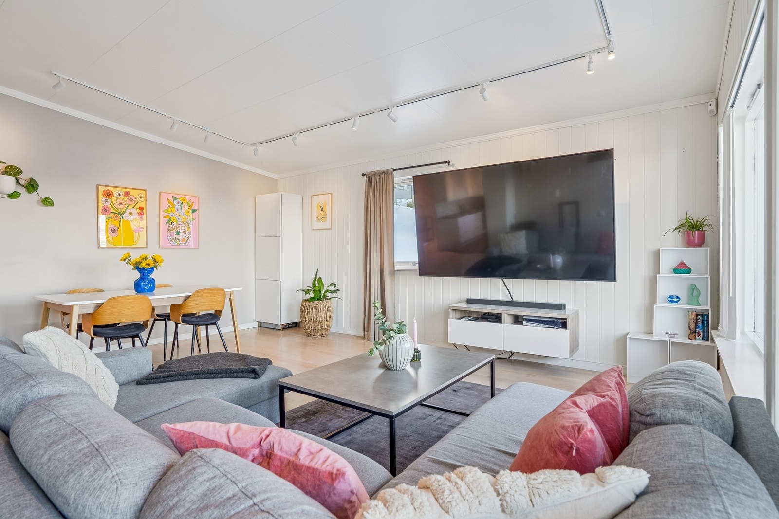 Stuen er et lyst og romslig oppholdsrom, som virkelig inviterer til både ro og sosialt samvær. Galleribilde