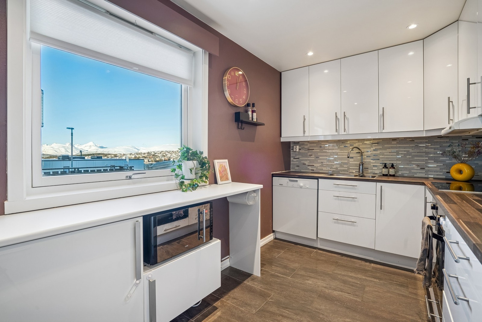 Her får du rikelig med skap- og benkeplass, praktisk arbeidsflyt og en gjennomført innredning i tidløse farger Galleribilde