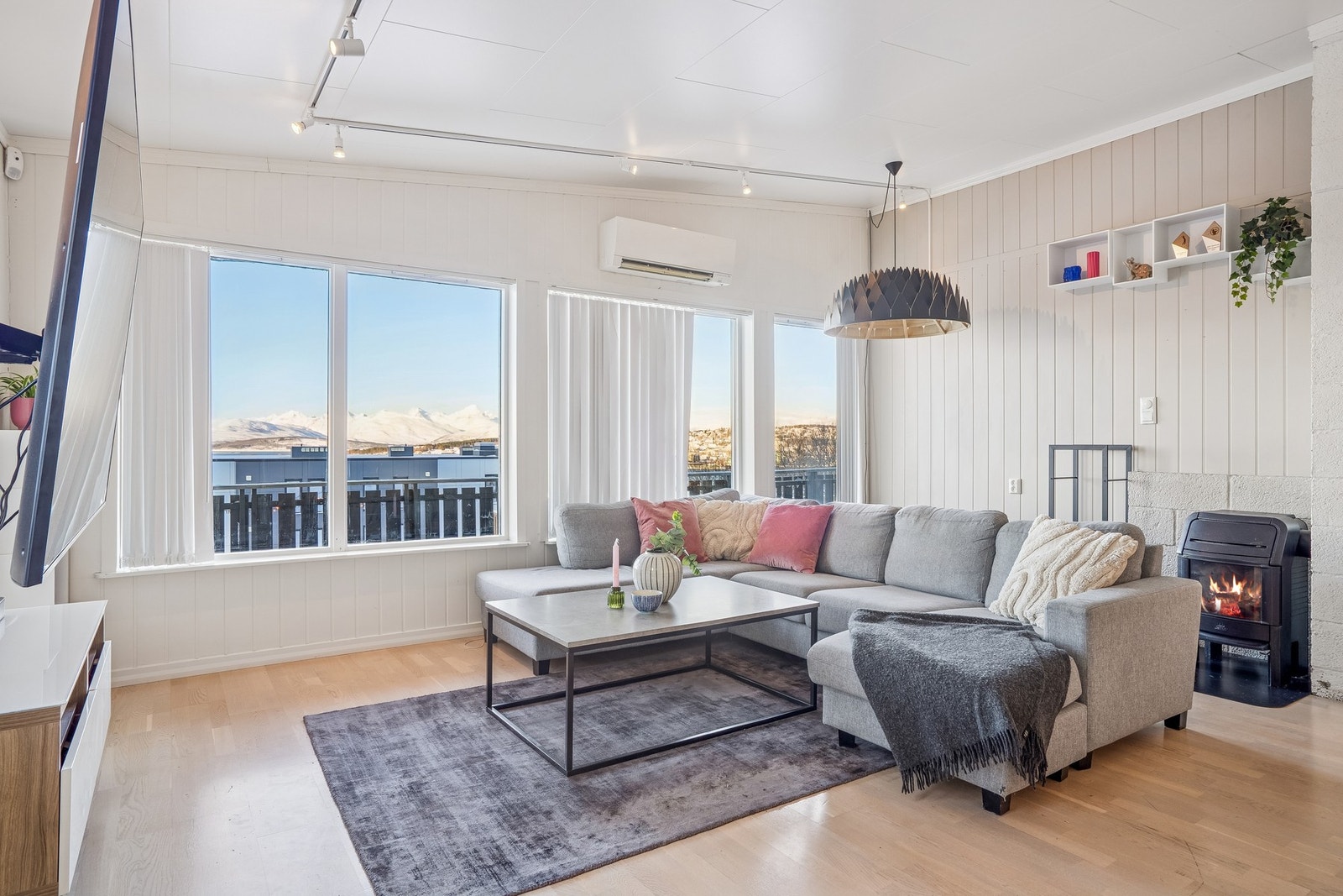 De store vindusflatene gir rikelig med naturlig lys gjennom dagen og skaper en åpen og behagelig atmosfære Galleribilde