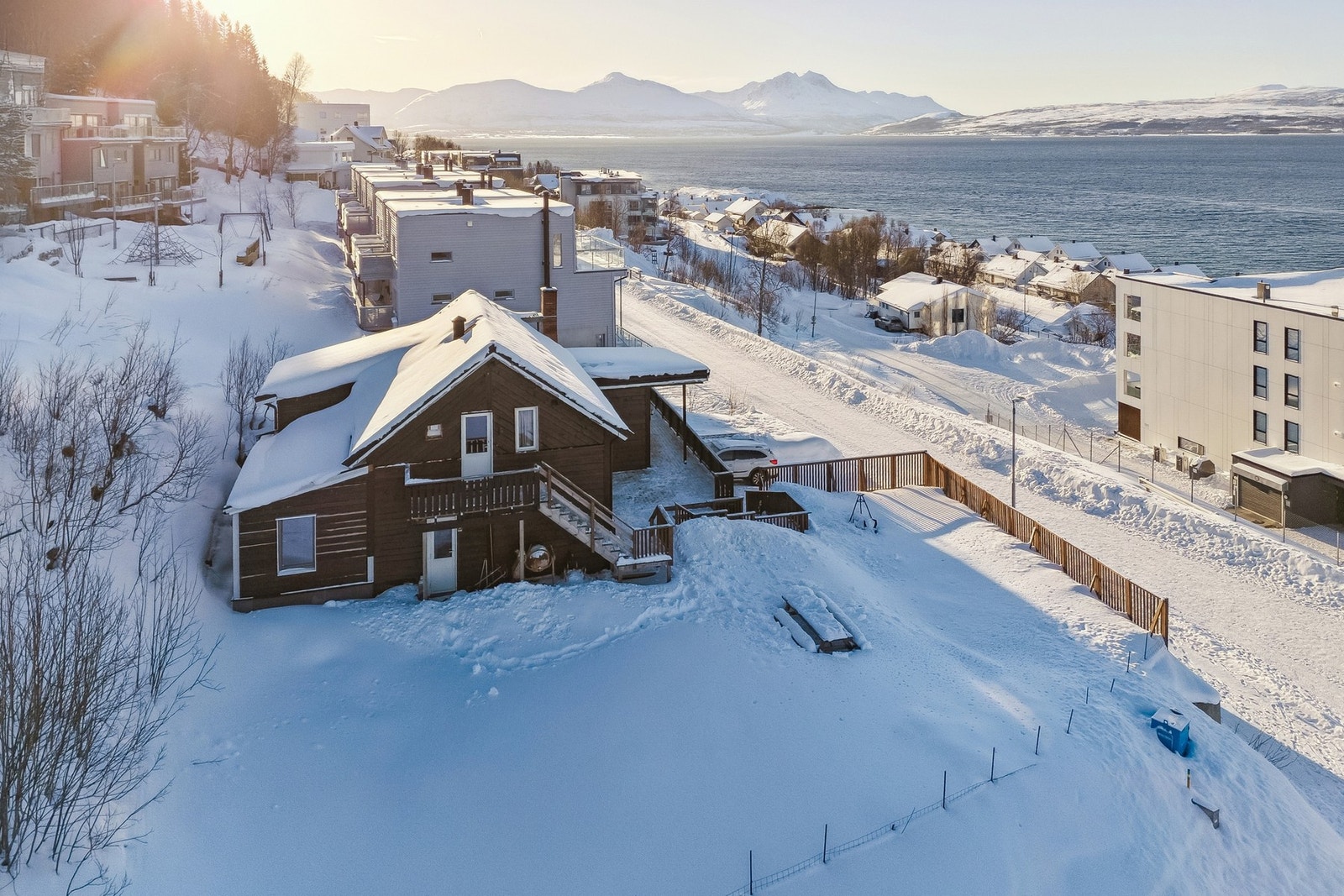 Terrassen mot sør er en nydelig plass for hagemøblene og grillen. Galleribilde