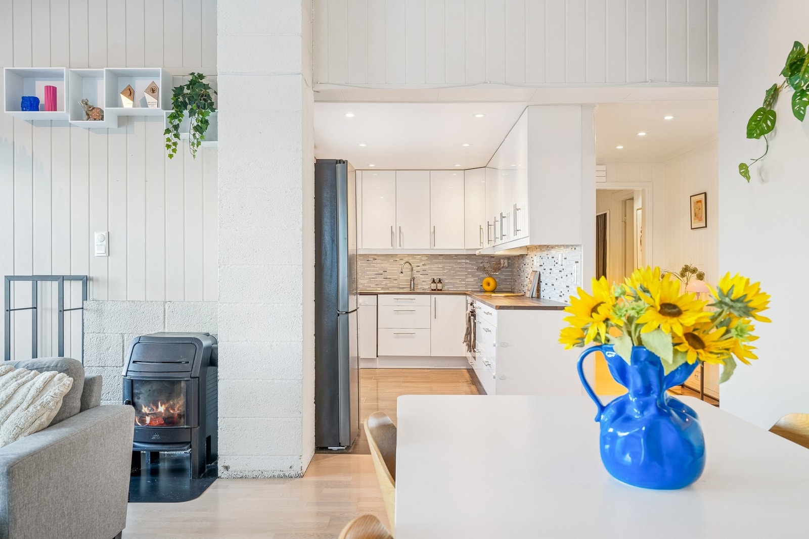 Innvendig er boligen pent innredet i en gjennomført og delikat fargepalett Galleribilde