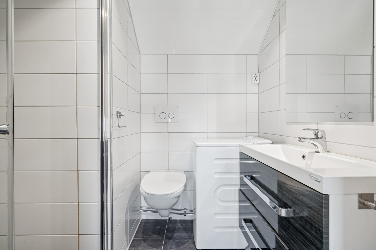 Badet er praktisk innredet med badromsinnredning, servant, dusjnisje og WC. Galleribilde