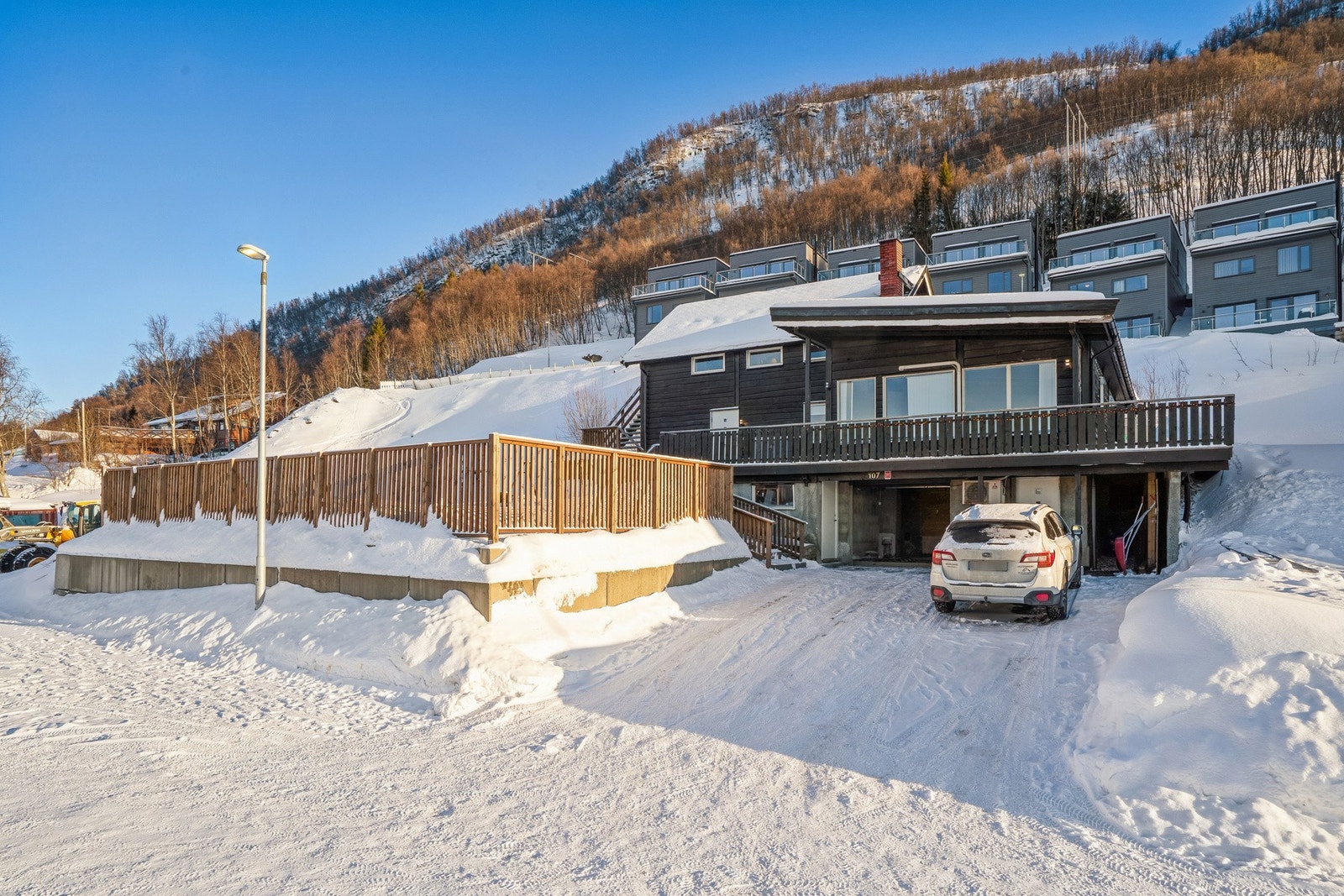 Boligen ligger høyt og fint med gode sol- og lysforhold. Galleribilde
