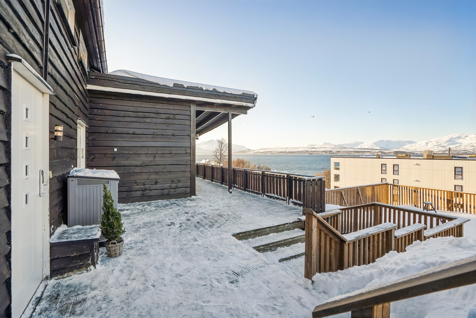 Inngangsparti med enkel tilgang til boligens utearealer. Galleribilde