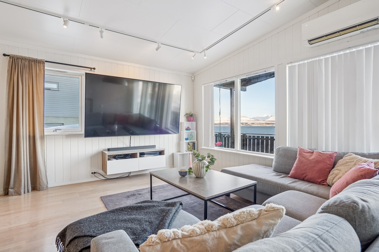 Stuen har en delikat og gjennomført fargepalett, som gjør det enkelt å innrede akkurat slik du ønsker. Galleribilde