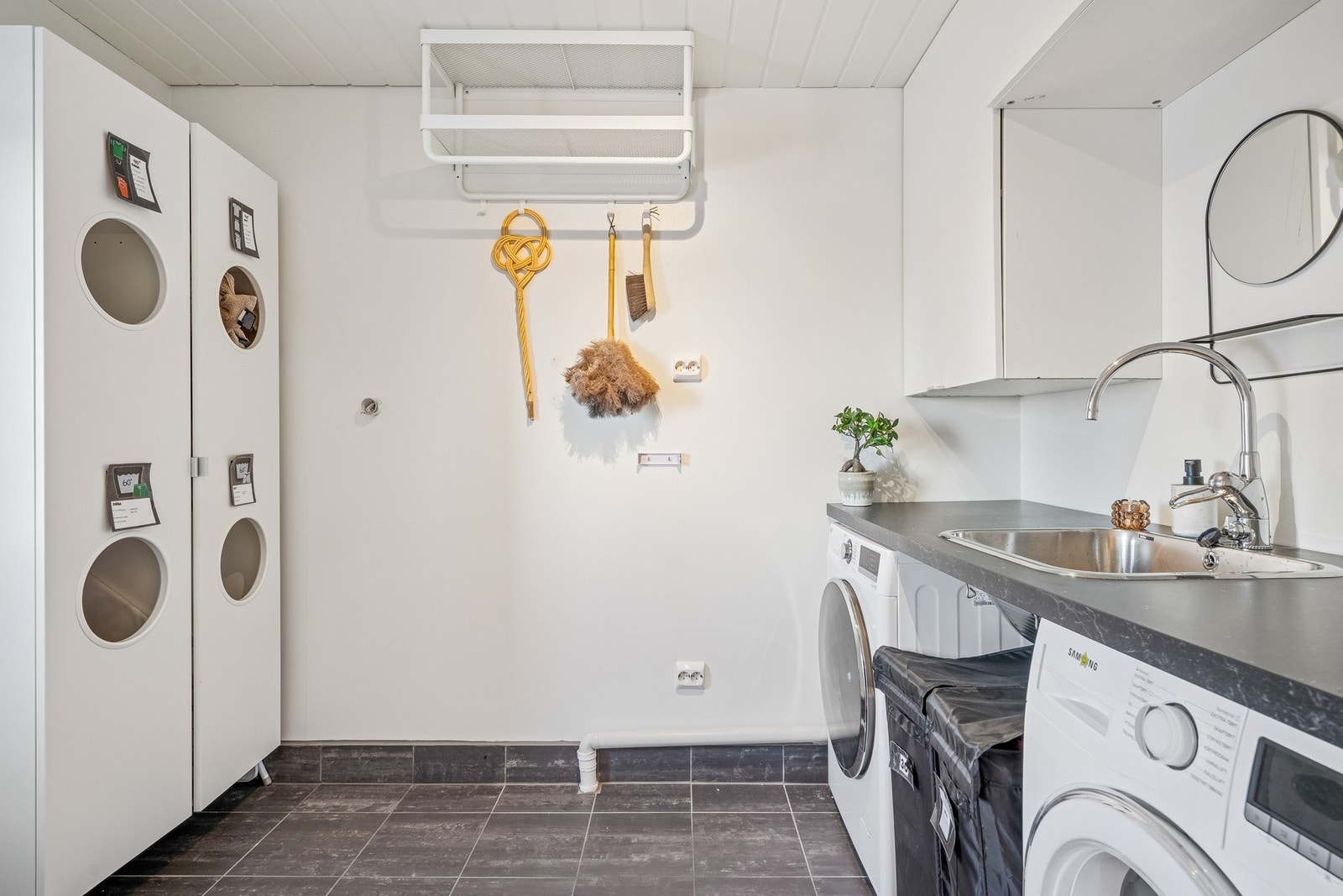 Vaskerommet er praktisk utformet, med god arbeidsplass og smarte oppbevaringsløsninger Galleribilde