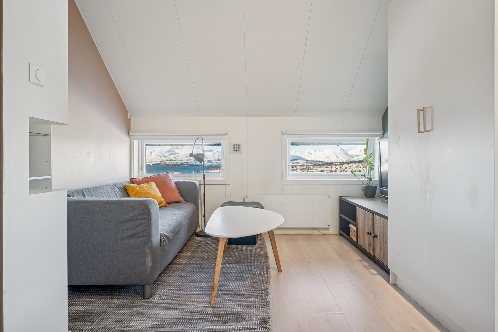 Oppholdsrommet er innredet i lyse farger Galleribilde