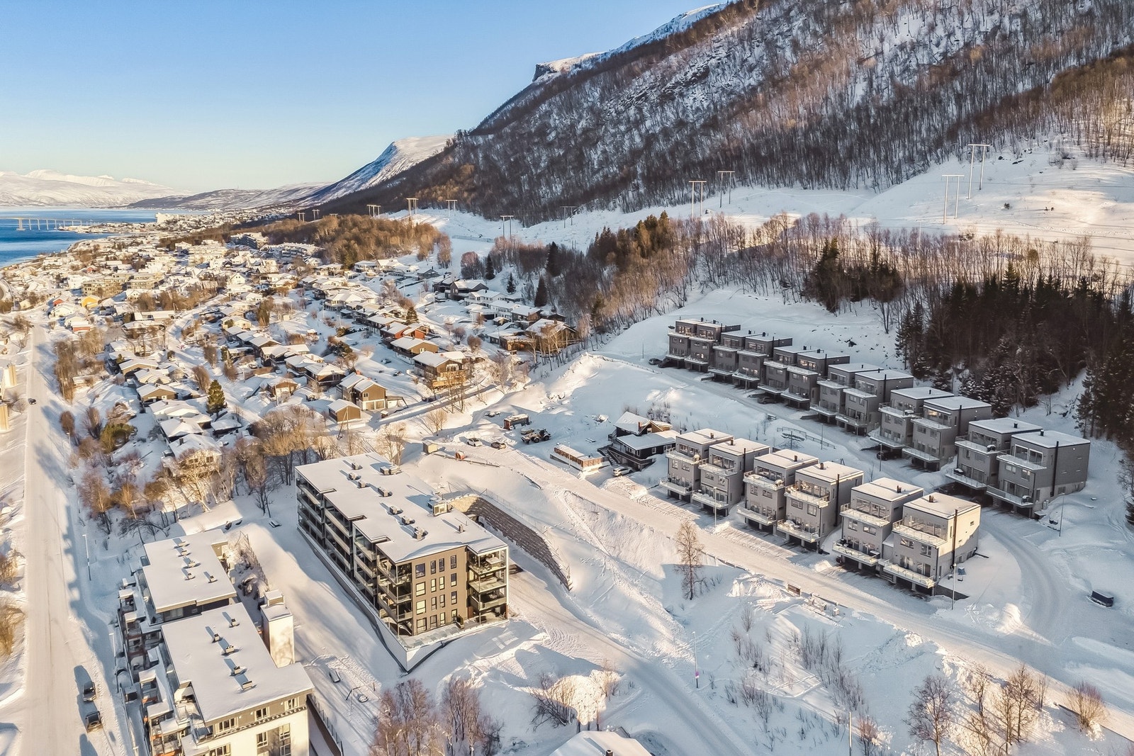 Det er kort avstand til bussholdeplass med hyppige avganger mot Tromsdalen, sentrum og UNN/UiT Galleribilde