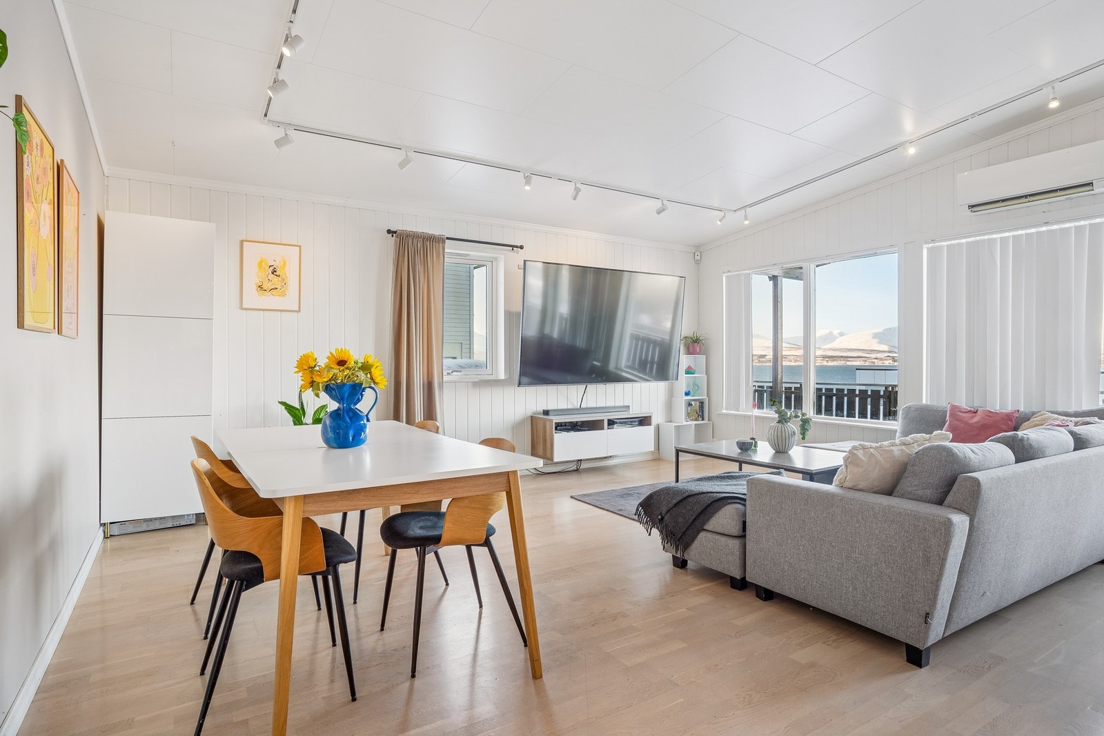 God plass til et stort spisebord - perfekt for både hverdagsmiddager og hyggelige sammenkomster Galleribilde