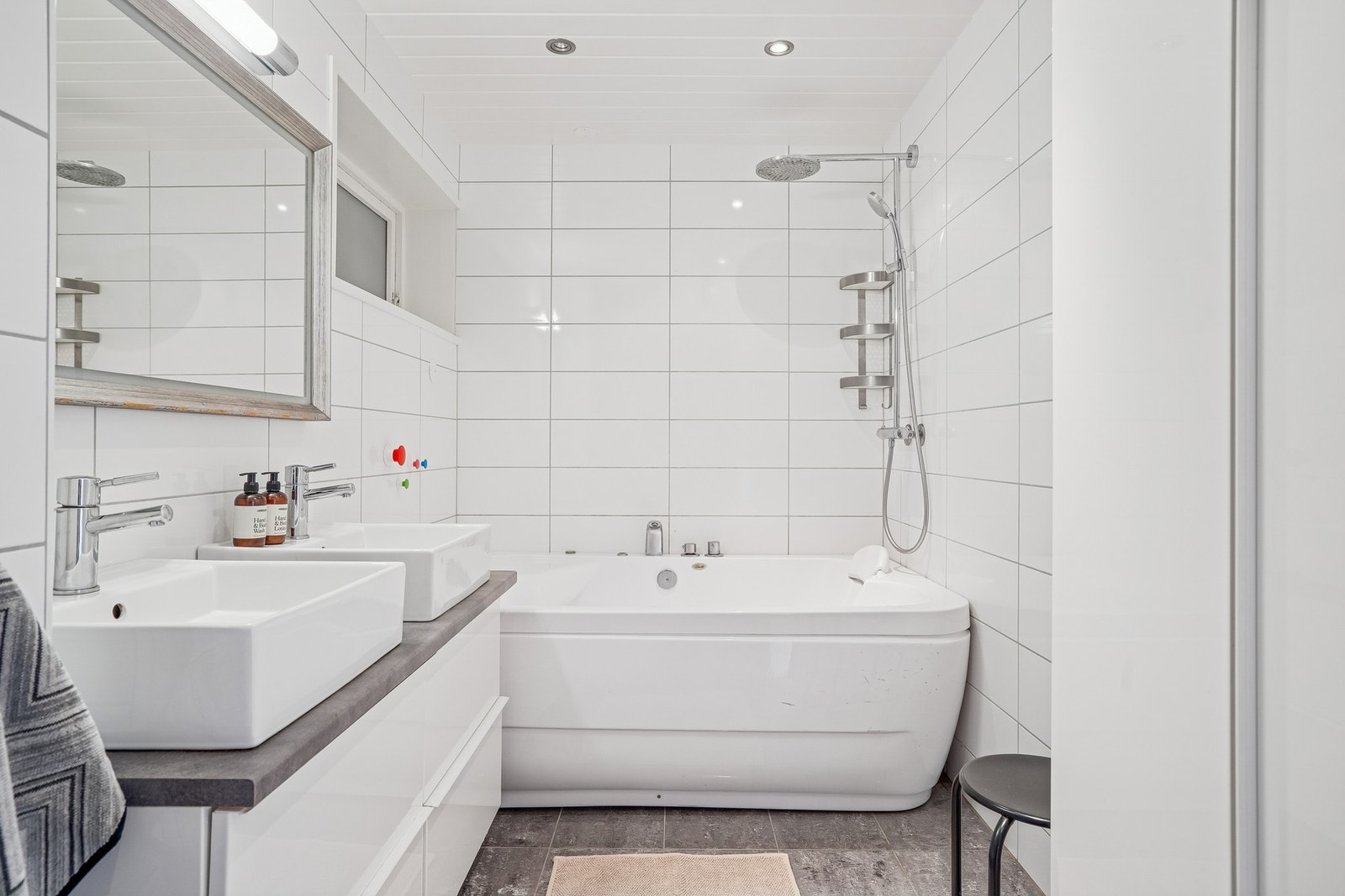 Lyse overflater og praktiske løsninger, som gjør rommet både funksjonelt og komfortabelt i hverdagen Galleribilde