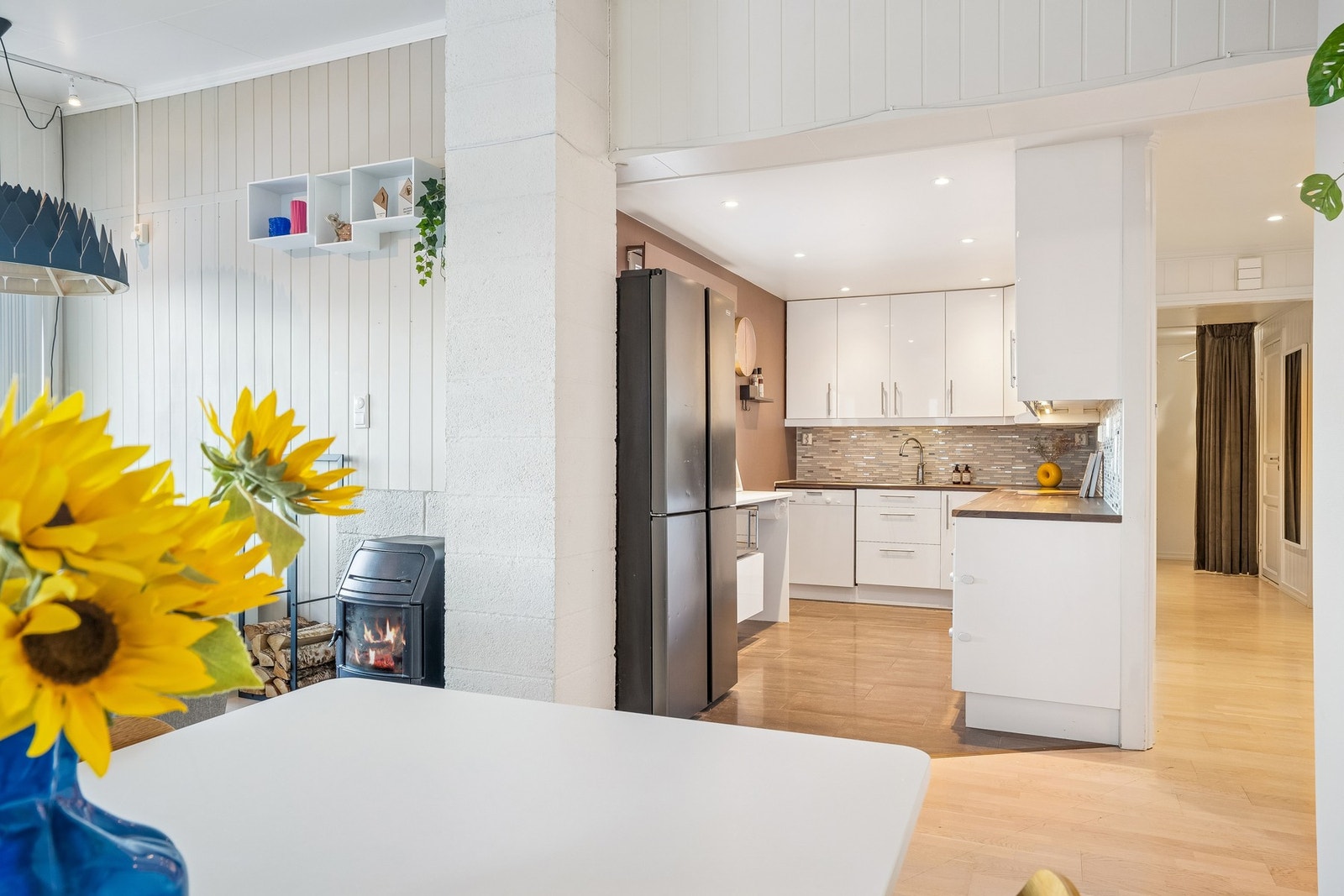 Spisestuen ligger fint plassert i forlengelsen av kjøkken og stue, Galleribilde