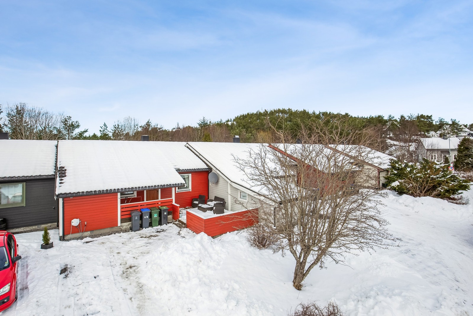 Det er solrike uteplasser på på framsiden og baksiden. Galleribilde