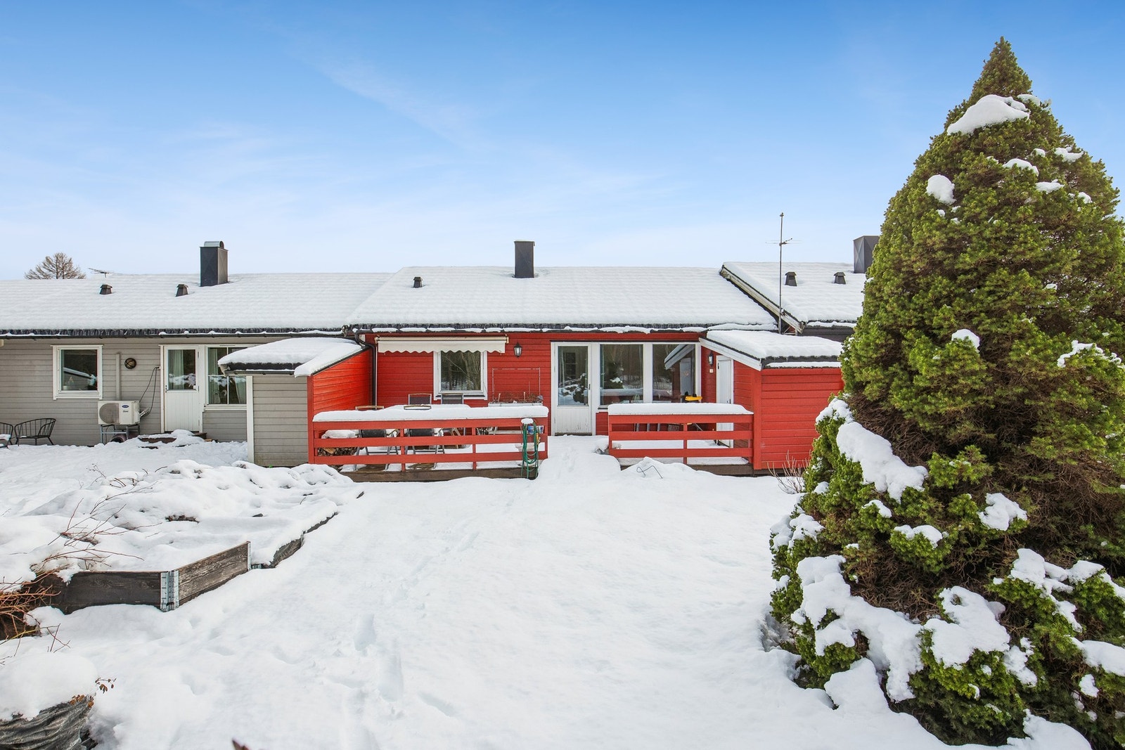 Pent rekkehus på Rensvik. Parkering på tomten. Galleribilde