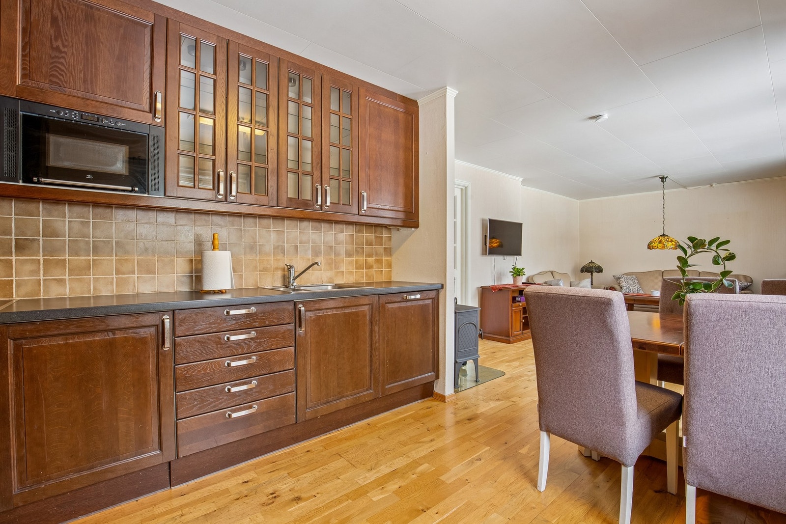 Kjøkken har plass til spisestue Galleribilde