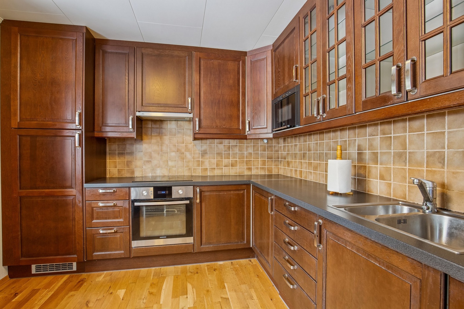 Kjøkken med godt med skap og benkeplass Galleribilde