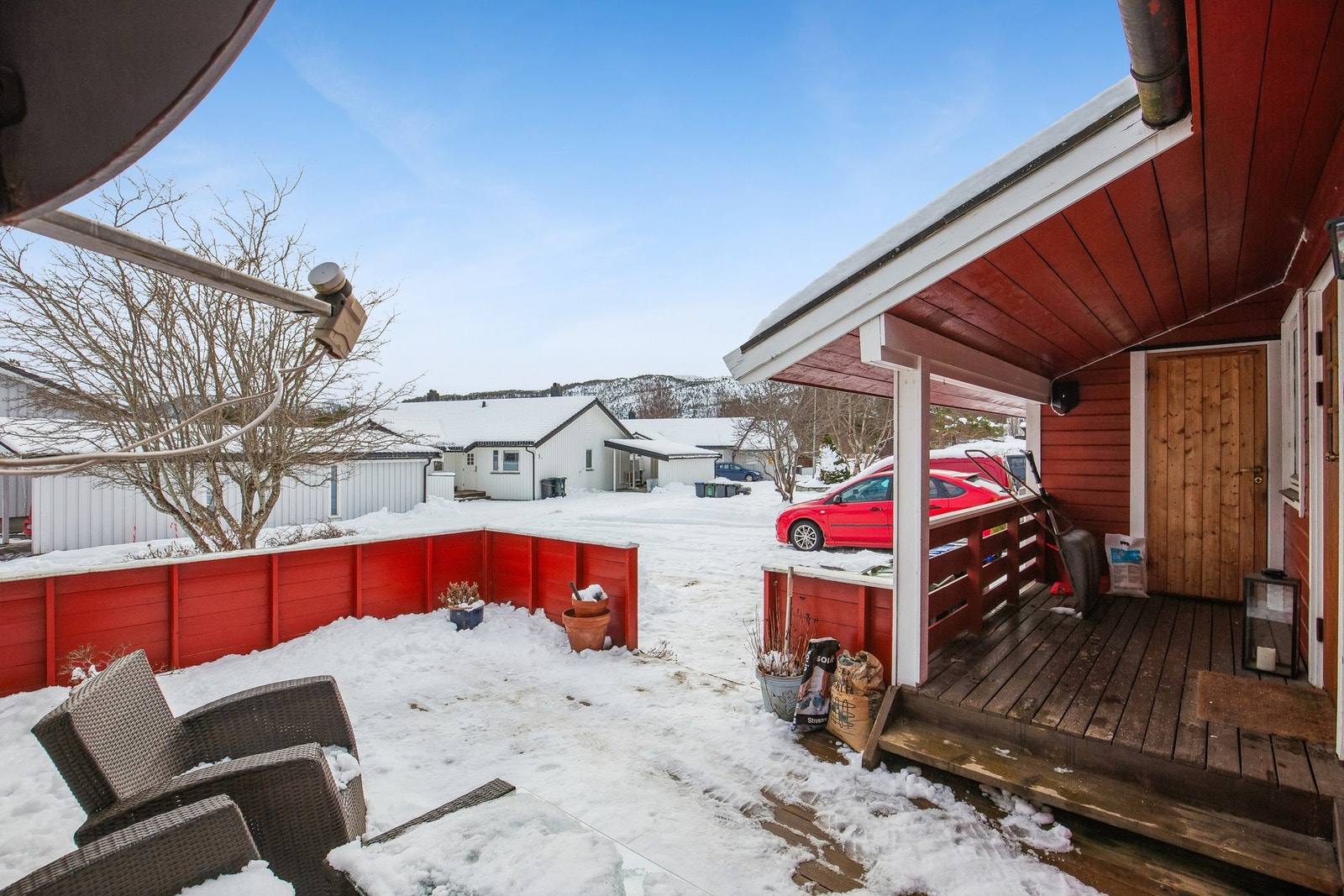 Praktisk overbygd inngangsparti med sportsbod. Galleribilde