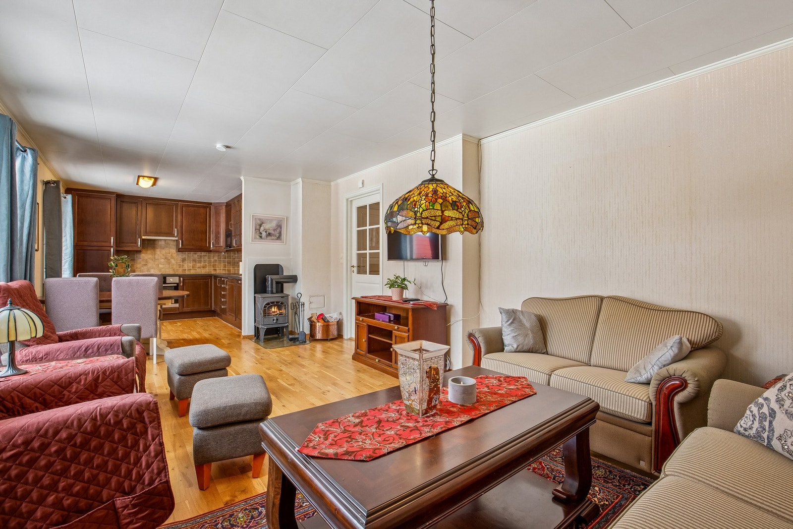 Stuen har åpen løsning mot kjøkken Galleribilde