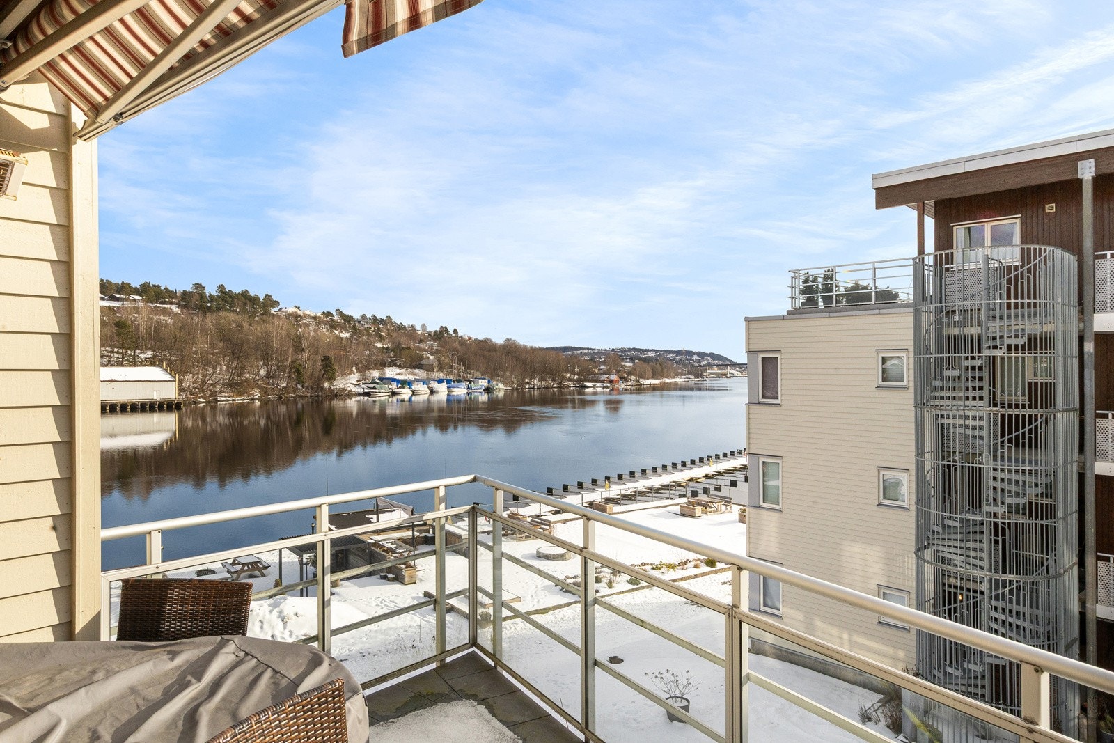 Fin utsikt mot elva. Galleribilde