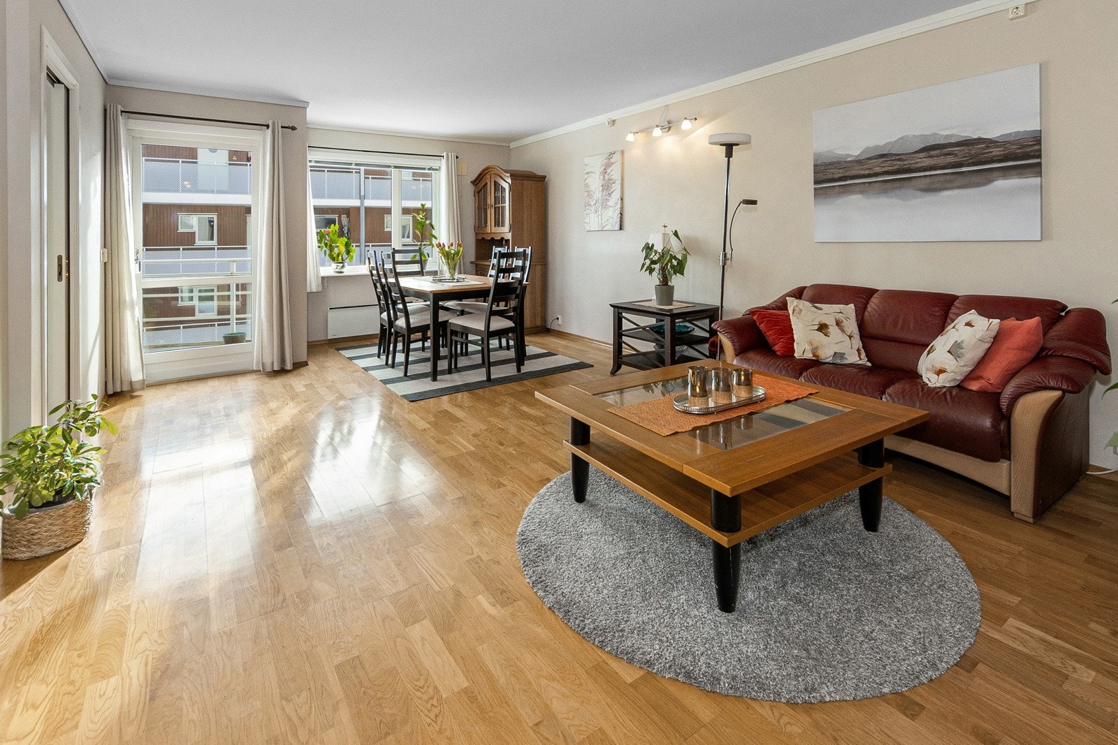 Lettstelt leilighet med alt på en flate. Galleribilde