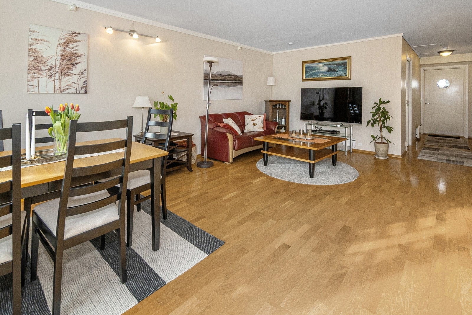 Romslig stue med plass for både salong og spisestue. Galleribilde