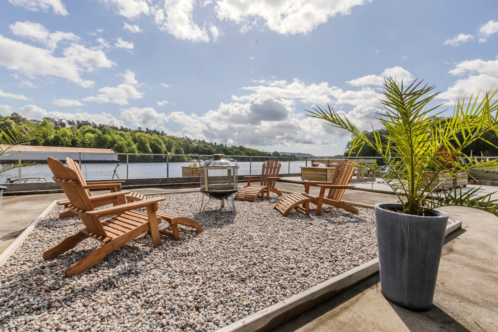 Koselig bryggeanlegg hvor det er bl.a. sittegrupper med mulighet for hyggelig samvær med naboer. Galleribilde