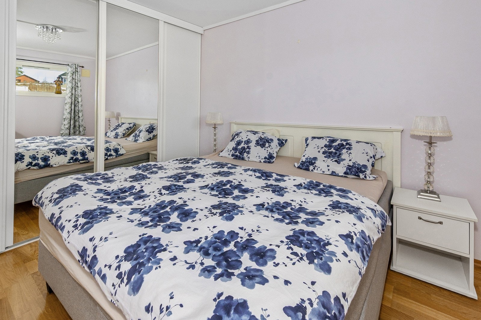 Det er skyvedørsgarderobe på hovedsoverom. Galleribilde