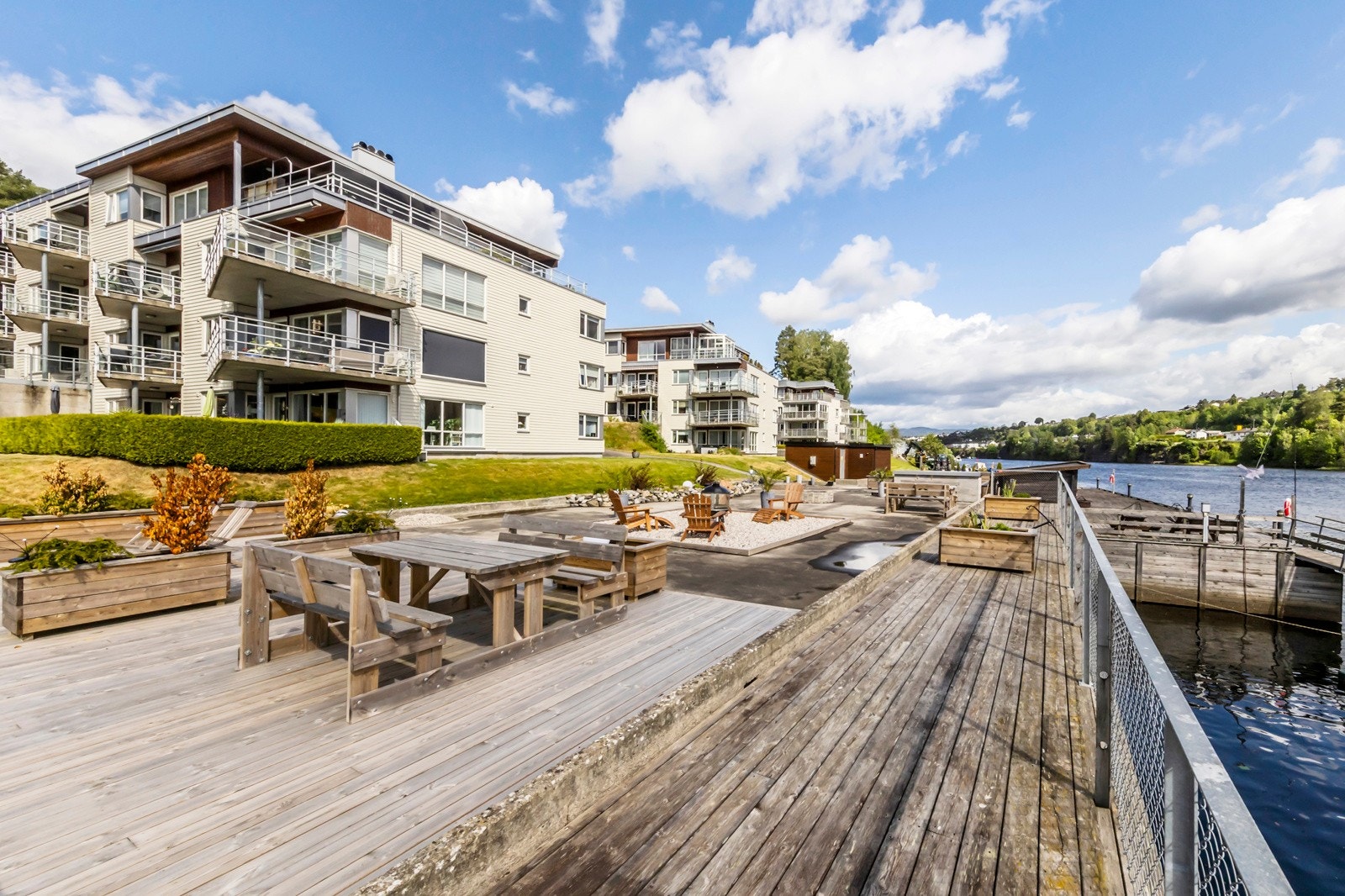 Idyllisk beliggenhet ved elva. Galleribilde