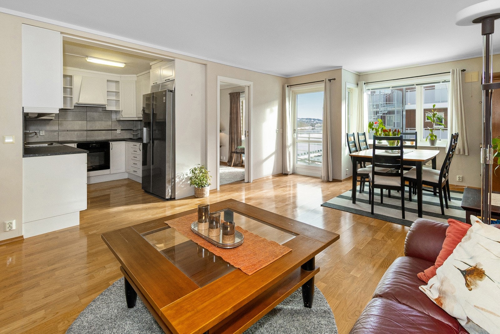 Åpen stue- og kjøkkenløsning. Galleribilde