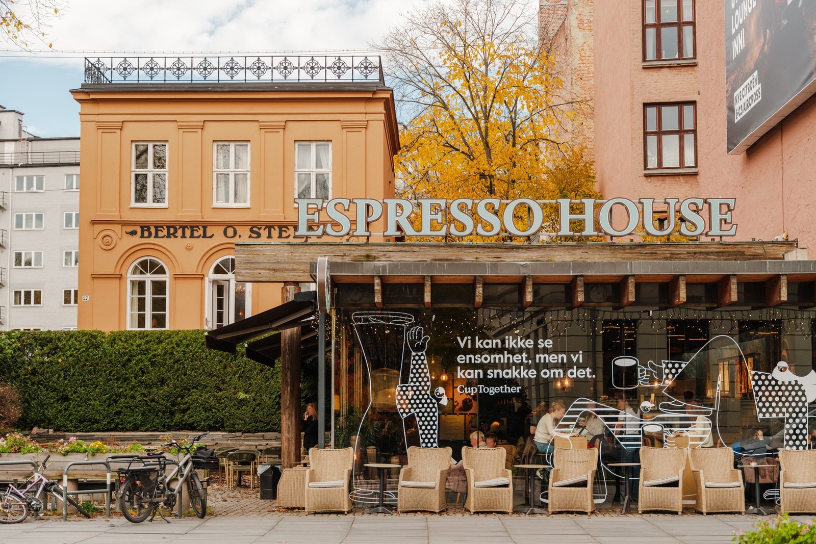 Restauranter som Olivia, Sumo og Lorry i nærheten samt PinPin med sosiale aktivteter. Galleribilde