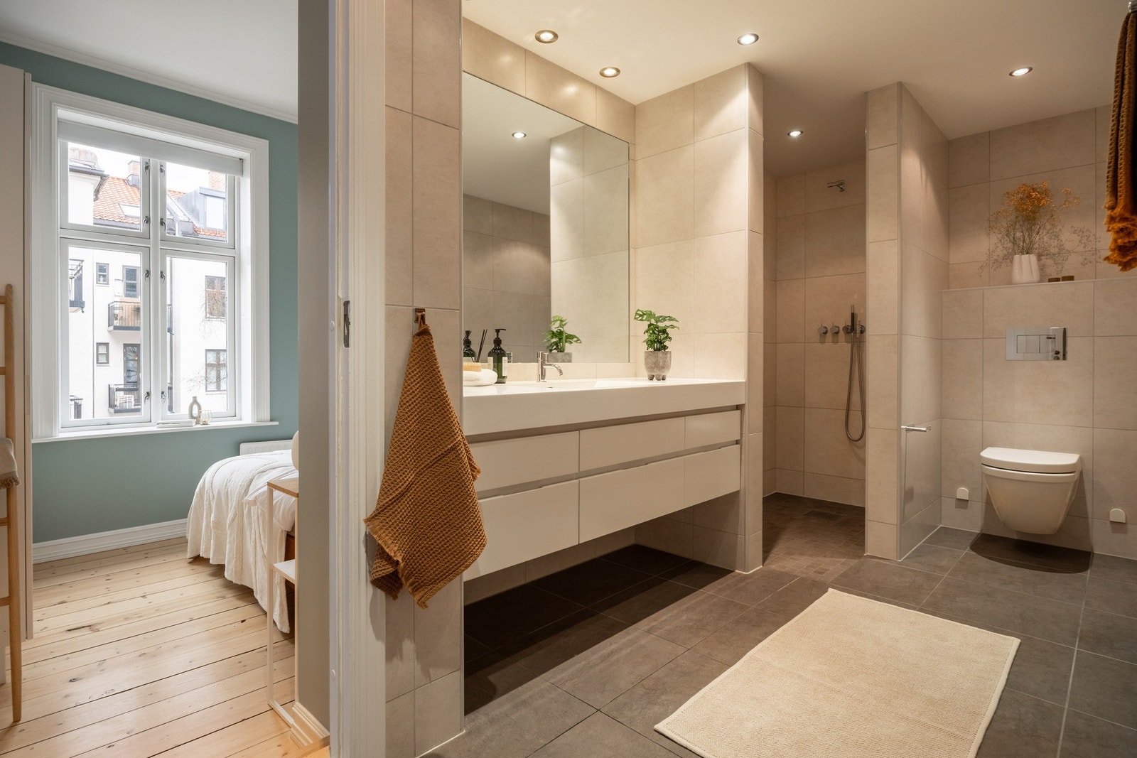 Videre er det tilkomst fra badet til hovedsoverommet. Galleribilde