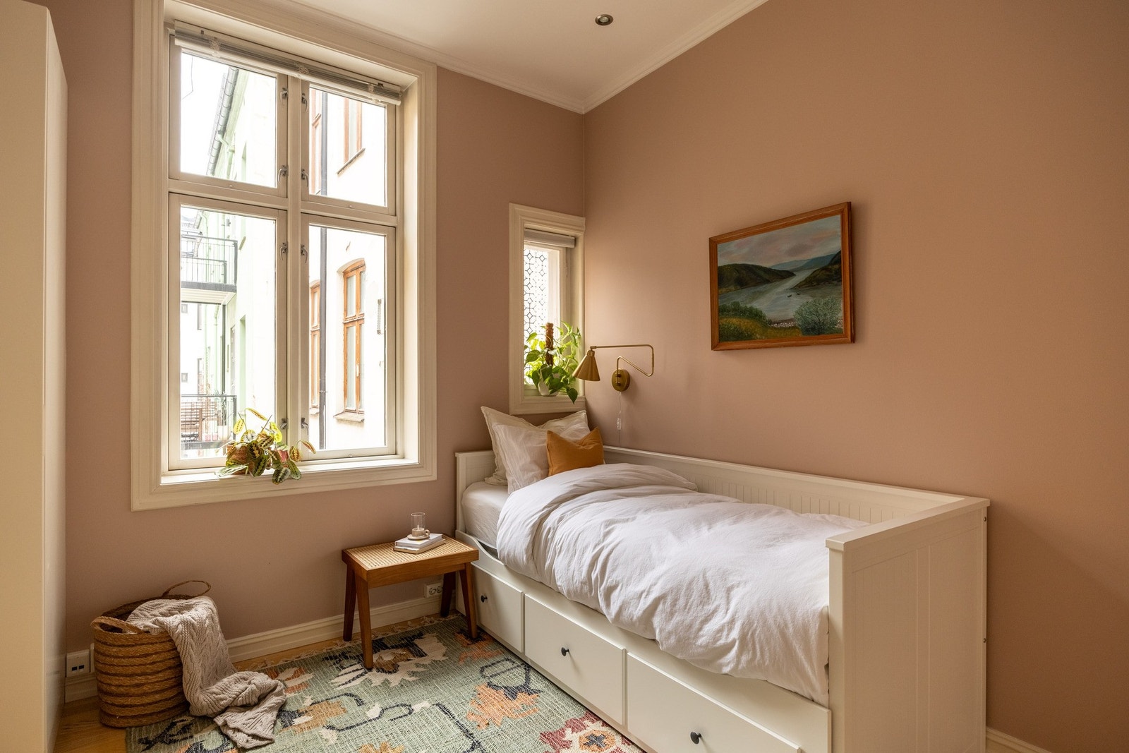 Leilighetens andre soverom er malt i en behagelig fargetone. Galleribilde