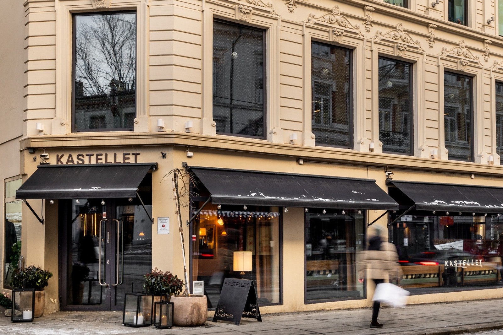 Bogstadveien/Hegdehaugsveien med en rekke med shoppingmuligheter og spisesteder. Galleribilde