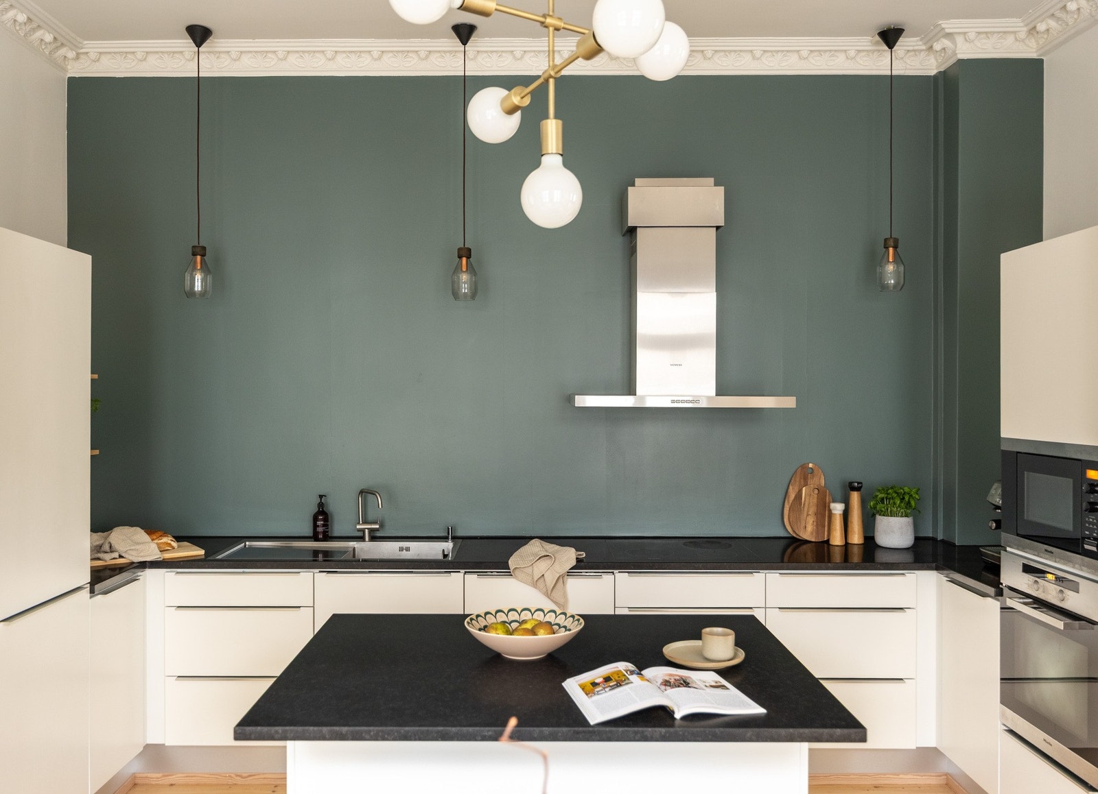 Sosialt og luftig kjøkken med gjennomtenkte og praktiske løsninger, samt rikelig med skap- og benkeplass. Galleribilde