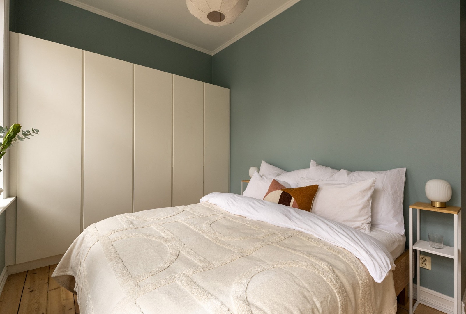 Innredet med stor garderobeløsning, hvor man har rikelig med oppbevaring. Galleribilde