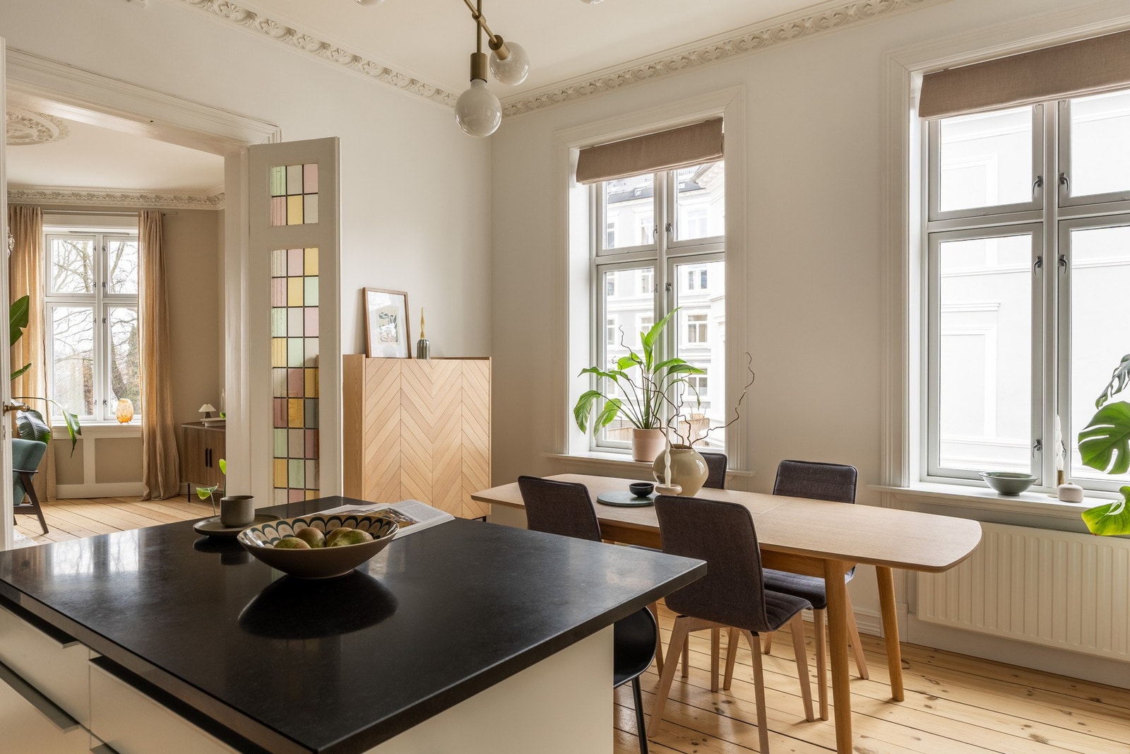 God plass til spisegruppe på kjøkkenet. Galleribilde