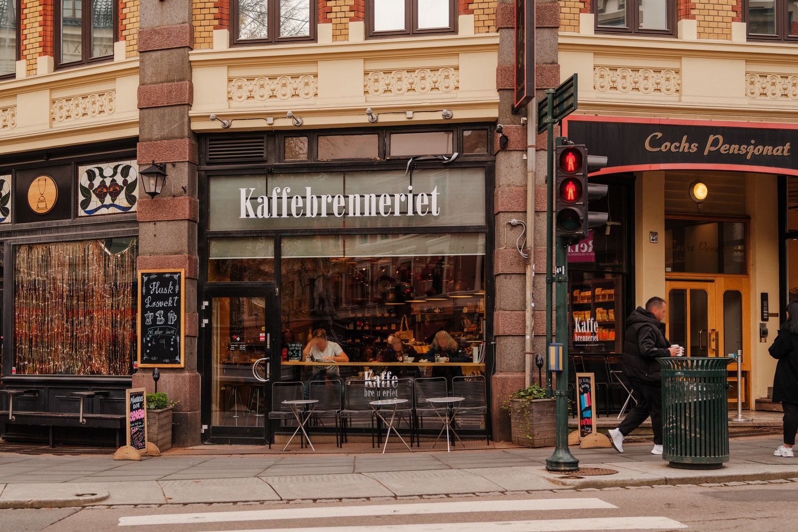 Flere hyggelige kaféer, barer og spisesteder rett utenfor døren. Galleribilde