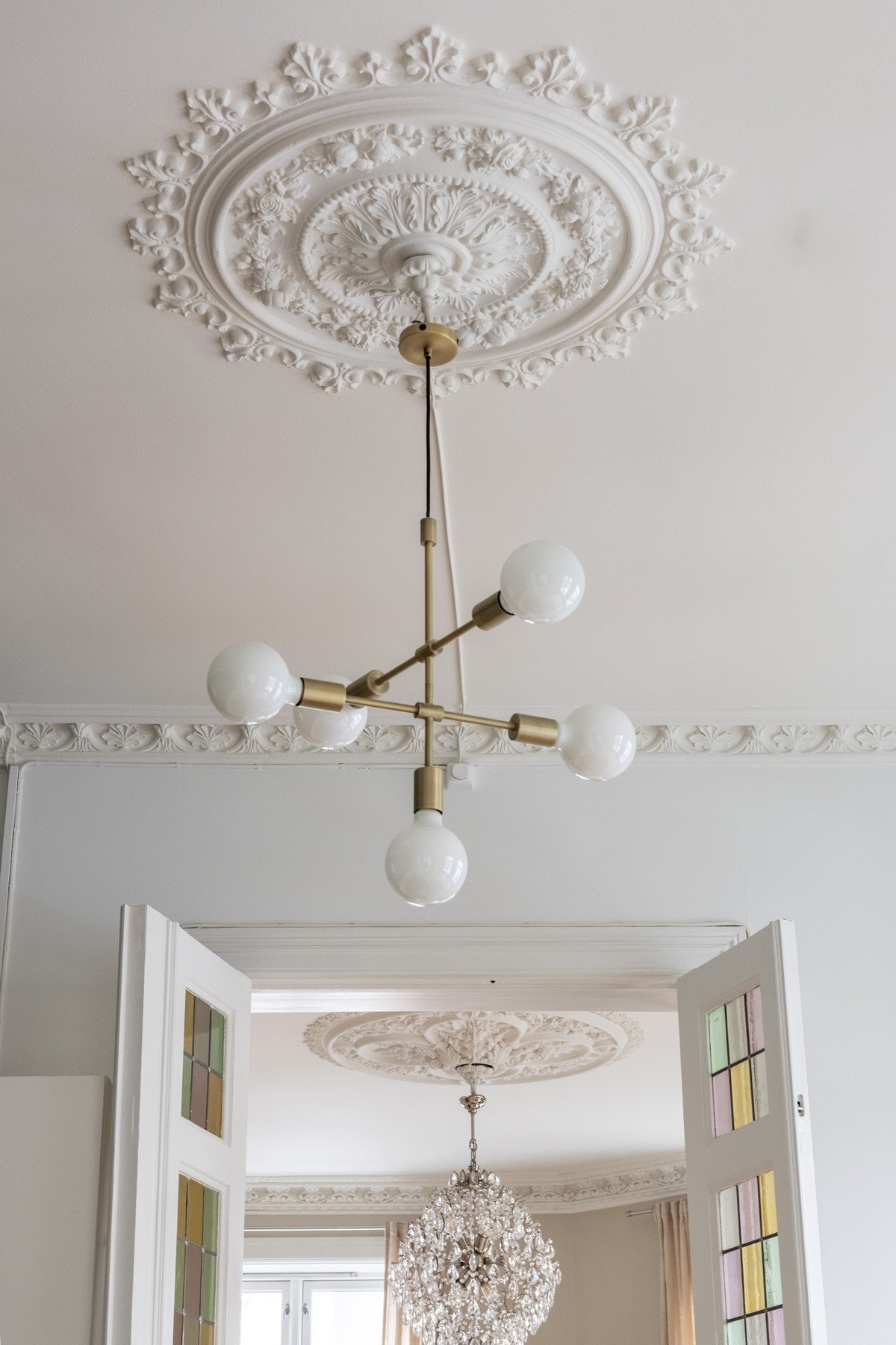 De klassiske detaljene går igjen i hele leiligheten. Galleribilde