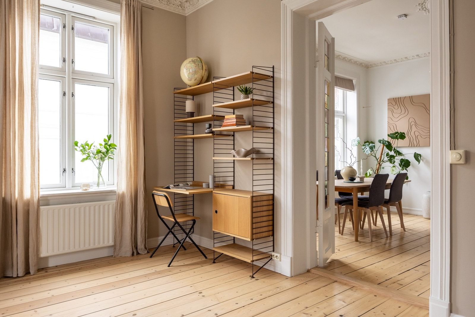 Originale tregulv samt stukkatur og rosett bidrar til å gi rommet særpreg og sjarm. Galleribilde