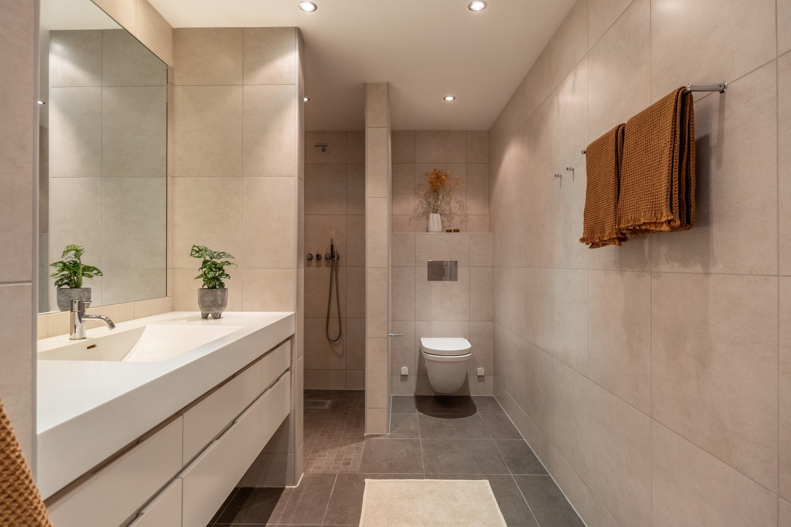 Innredning fra Boform med helstøpt benk/servant i Corian, skuffer under benk. Galleribilde