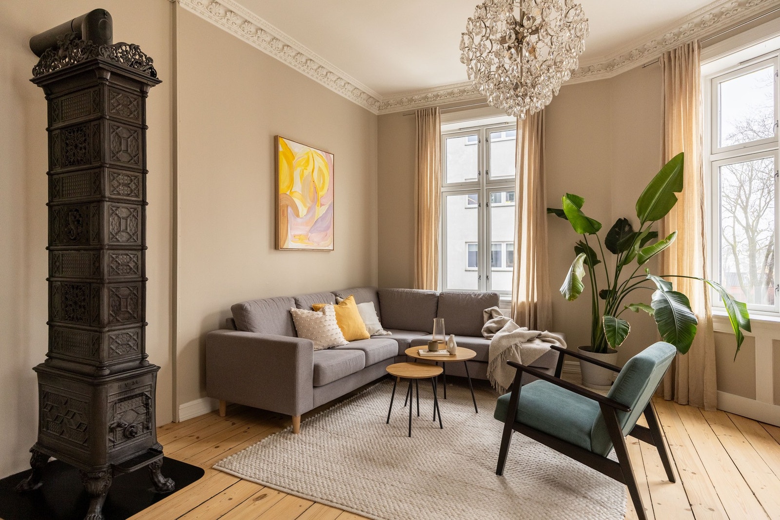 Flotte detaljer som vakker ovn som skaper en behagelig varme. Galleribilde