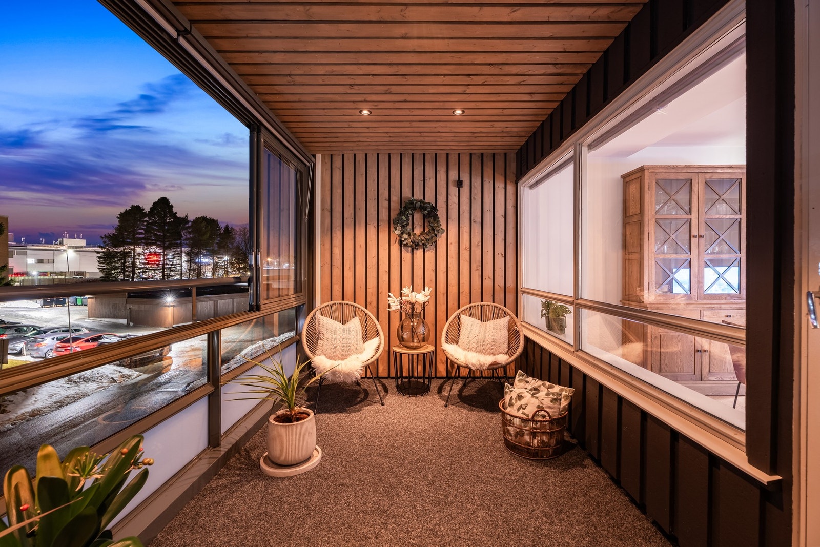 Mot vest har du denne flotte og innglassede verandaen som er på hele 14 kvm. Her er det høy trivselfaktor. Galleribilde