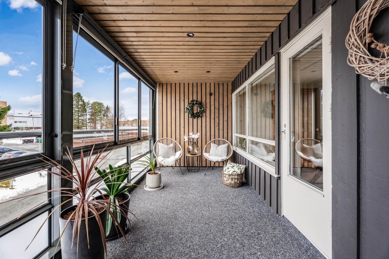 Legg merke til den flotte himlingen med påkostet belysning og ikke minst den tidsriktige endveggen. Dette er et areal som nærmest gir leiligheten et ekstra rom. Galleribilde