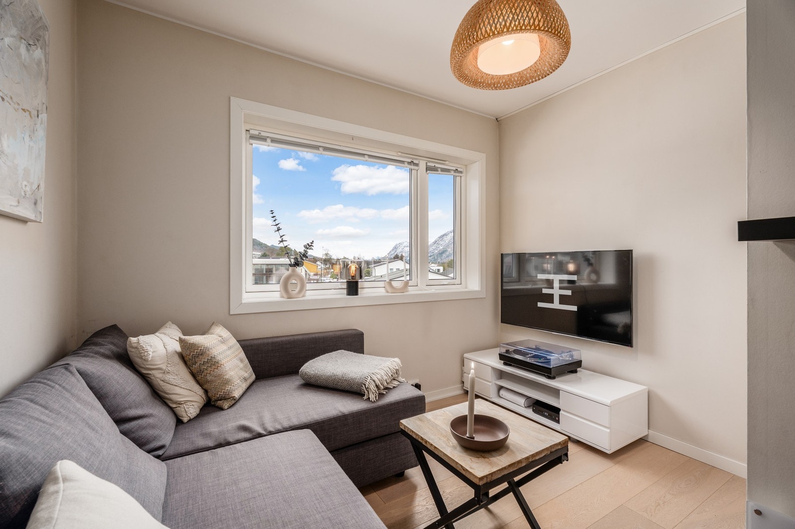 Dette soverommet benytter selger i dag som et ekstra oppholdsrom, kombinert stue/kontor. Galleribilde