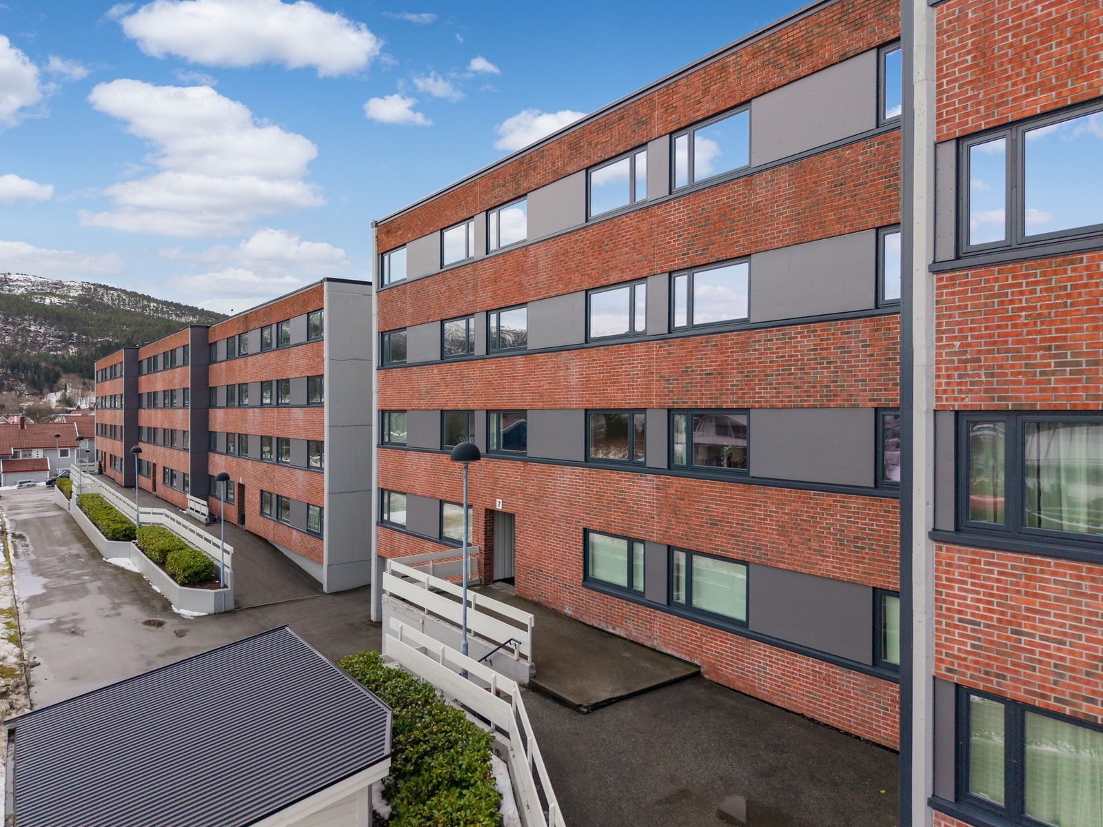 Inngangsparti mot Øst. Vi skilter ved åpen visning. Galleribilde